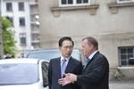 FORHANDLINGER.  Sydkoreas tidligere præsident Lee Myung-bak (tv) er manden, der under klimatopmødet i København i december 2009 lancerede den omstridte interesseorganisation Global Green Growth Institute, som Venstres Lars Løkke Rasmussen i dag er formand for. 