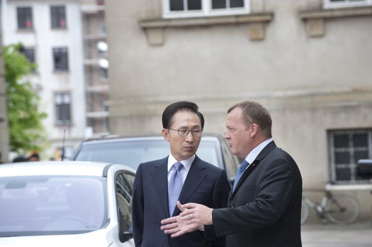 FORHANDLINGER.  Sydkoreas tidligere præsident Lee Myung-bak (tv) er manden, der under klimatopmødet i København i december 2009 lancerede den omstridte interesseorganisation Global Green Growth Institute, som Venstres Lars Løkke Rasmussen i dag er formand for. 