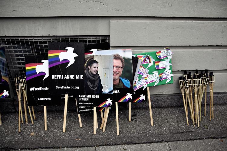 Retssag. I morgen skal den danske aktivist Anne Mie Roer Jensen for retten i Murmansk. Billedet her er fra den Greenpeace-demonstrationen 5. oktober, som krævede aktivisternes løsladelse. 