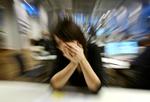 Udbrændt. Flere og flere danskere anmelder stress og udbrændthed på grund af arbejdet til Arbejdsskadestyrelsen, og det støtter de praktiserende læger dem i – fordi loven byder det. 
