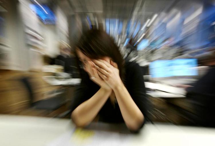 Udbrændt. Flere og flere danskere anmelder stress og udbrændthed på grund af arbejdet til Arbejdsskadestyrelsen, og det støtter de praktiserende læger dem i – fordi loven byder det. 