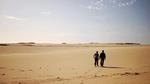 Vandring. Harouna og vennen Sidi Ahmed vandrer gennem ørkenen på vej til stranden i Nouadhibou i Mauretanien i Vestafrika. 