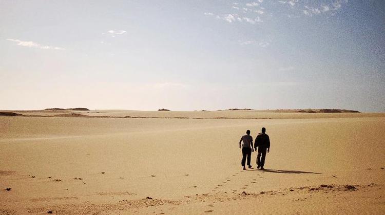Vandring. Harouna og vennen Sidi Ahmed vandrer gennem ørkenen på vej til stranden i Nouadhibou i Mauretanien i Vestafrika. 