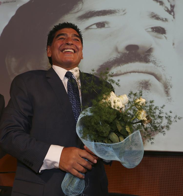 legende. Diego Maradona vil gerne være træner igen, men føler sig holdt ude af visse personer. 