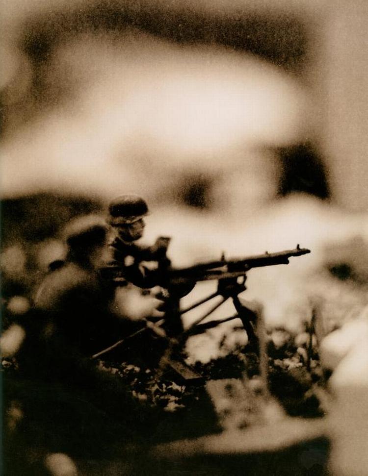 Legetøjstropper. Tyske soldater i den russiske ødemark ved Stalingrad - i modeludgave, men alligevel skræmmende som krigsreportage. 