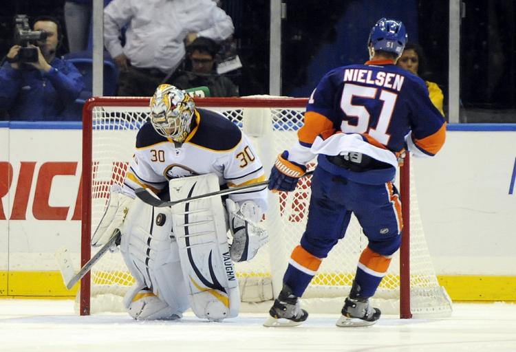 straffekonge. Frans Nielsen (th) brænder sit straffeslag i kampen mod Buffalo Sabres tirsdag. 
