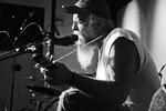 Homemade. Seasick Steve er ikke nervøs for at spille for mange mennesker, så han gør sig selv nervøs ved at spille på instrumenter, der er ved at falde fra hinanden.