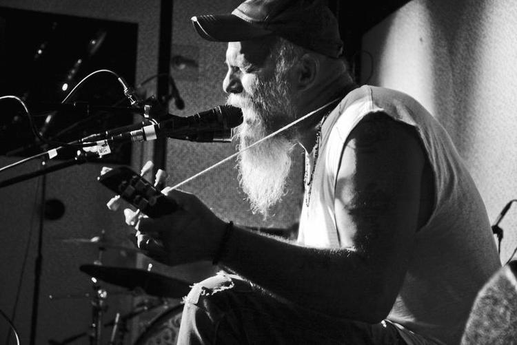 Homemade. Seasick Steve er ikke nervøs for at spille for mange mennesker, så han gør sig selv nervøs ved at spille på instrumenter, der er ved at falde fra hinanden.