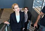 Spinlønninger. Statsminister Helle Thorning-Schmidt (S) på vej til et møde i Bella Center sammen med sin spindoktor og presserådgiver Noa Redington. 