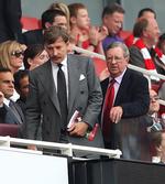 magtovertagelse. Den amerikanske pengemand Stan Kroenke (tv) æder sig langsomt ind på et aktieovertag i Arsenal, som han her ser udfolde sig på hjemmebane sammen med klubbens formand Peter Hill-Wood. Arkivfoto. 