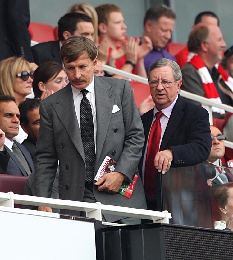 magtovertagelse. Den amerikanske pengemand Stan Kroenke (tv) æder sig langsomt ind på et aktieovertag i Arsenal, som han her ser udfolde sig på hjemmebane sammen med klubbens formand Peter Hill-Wood. Arkivfoto. 