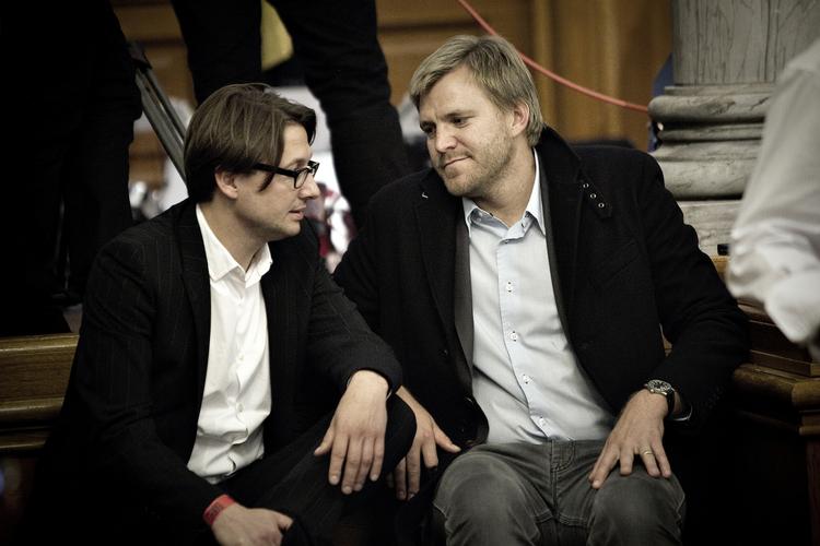 Spinsnak. Noa Redington (til venstre), personlig rådgiver for statsminister Helle Thorning-Schmidt (S), i samtale med Mikael Børsting, personlig rådgiver for Lars Løkke Rasmussen (V), under partilederrunden på valgaftenen. Partier kræver spindoktorers løn offentliggjort. 