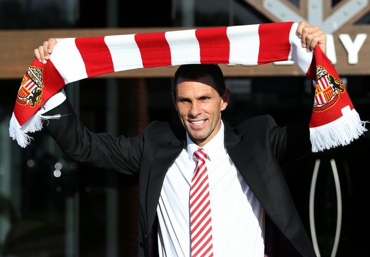 Hyret. Gustavo Poyet spillede som aktiv bl.a. syv år i Zaragoza i den spanske liga, hvor Laudrup huserede for Barcelona og Real Madrid 1989-1996. I weekenden  mødes de igen. 
