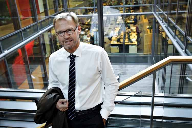 GARANTIER. Jyske Banks adm. direktør, Anders Dam, mener ikke, kunderne skal frygte, at banken helt selv kan skrue op og ned på det nye boliglån, der kommer på markedet til december. De kan bare skifte, hvis det bliver for dyrt, lyder det. 