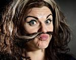 Højtråbende. Caitlin Moran er beviset på, at feminisme ikke behøver være hverken reaktionært, kedeligt eller usexet, men derimod er et emne der berører langt de fleste kvinder. 