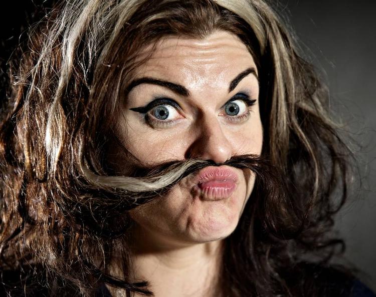 Højtråbende. Caitlin Moran er beviset på, at feminisme ikke behøver være hverken reaktionært, kedeligt eller usexet, men derimod er et emne der berører langt de fleste kvinder. 
