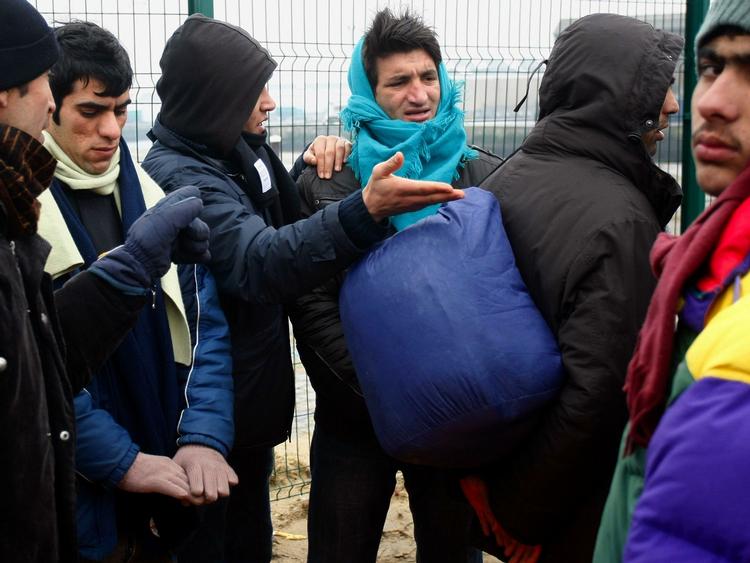 UTRADITIONELT. Den britiske regerings sidste nye middel i kampen mod landets illegale indvandrere er SMS'er. Her er det indvandrere, der er stoppet den franske havneby Calais på vej mod Storbritannien. 