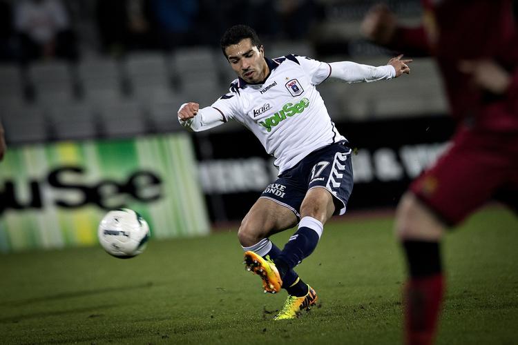 Forgæves. AGF's Osama Akharraz skyder på mål. 