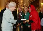 Møde. Den 16-årige pige mødtes med den britiske monark ved en reception for unge, uddannelse og Commonwealth. 