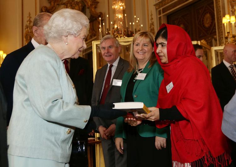 Møde. Den 16-årige pige mødtes med den britiske monark ved en reception for unge, uddannelse og Commonwealth. 
