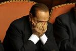 Overlever. På mange måder er det et under, at Berlusconi stadig er en del af italiensk politik. I løbet af de sidste årtier er han flere gange været blandet ind i store sexskandaler om og anklaget for korruption, forbindelser til mafiaen og økonomiske uregelmæssigheder. 