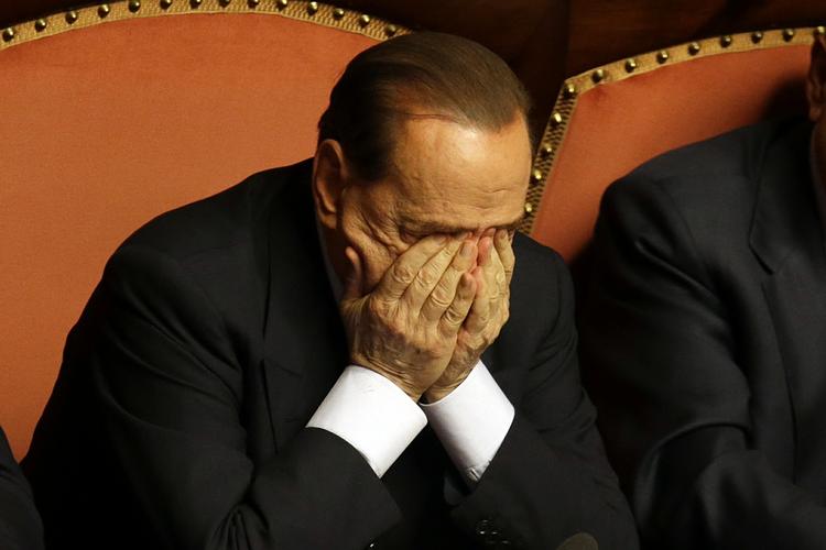 Overlever. På mange måder er det et under, at Berlusconi stadig er en del af italiensk politik. I løbet af de sidste årtier er han flere gange været blandet ind i store sexskandaler om og anklaget for korruption, forbindelser til mafiaen og økonomiske uregelmæssigheder. 