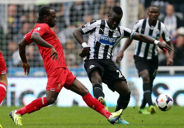 2-2. Den underholdende, men fejlbehæftede, kamp mellem Newcastle og Liverpool blev præget af et rødt kort i første halvleg til hjemmeholdet. 