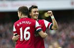 4-1. Mesut Özil (th) fik sine første to scoringer i Premier League under bæltet i kampen mod Norwich. 