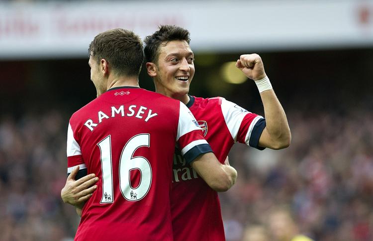 4-1. Mesut Özil (th) fik sine første to scoringer i Premier League under bæltet i kampen mod Norwich. 