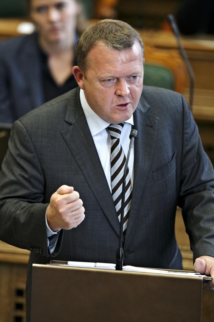 pinebænken. Venstres formand skal i dag forsvare sig i sag om dyre rejser for bistands-kroner. 