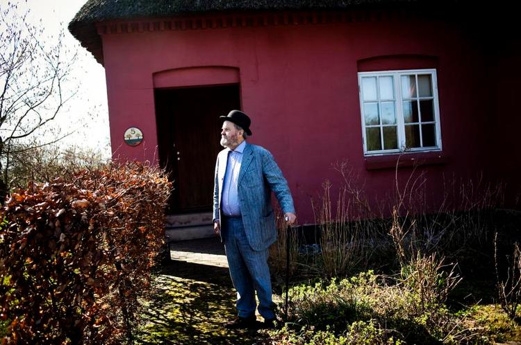 Kom. Johannes Møllehave må have folk omkring sig, og han inviterer generøst gæster til sit hus i Ll. Snøde. »Kom endelig«, siger han, »og tag sengetøj med«. 