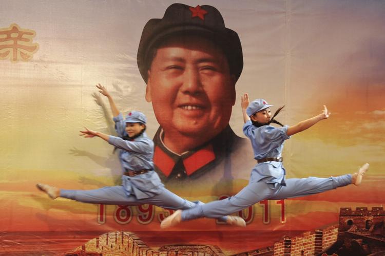 Rorgængeren. Personkulten om Kinas tidligere leder Mao Zedong spøger stadig i kulissen i dagens moderne Kina. 
