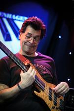 live. Yellowjackets på Copenhagen Jazz Festival i 2007. Basguitaristen Jimmy Haslip. 