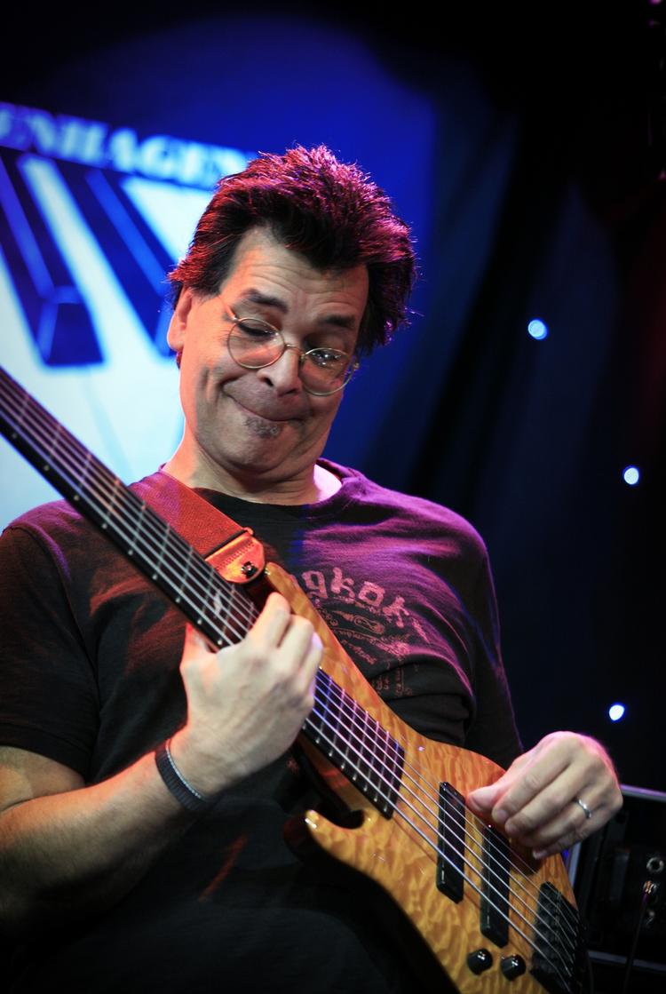 live. Yellowjackets på Copenhagen Jazz Festival i 2007. Basguitaristen Jimmy Haslip. 