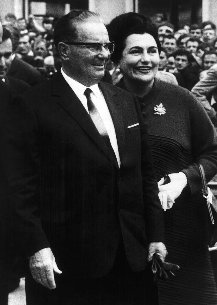 Førstedame. Jovanka Broz blev i 1952 gift med den kommunistiske leder Josip Broz Tito, der frem til hans død i 1980 var Jugoslaviens forbundspræsident. 