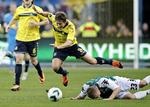 STOPPET. Efter to mål i fire kampe blev Alexander Szymanowski forhindret i at score af Marcel Rømer og co. 