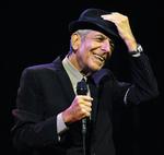 Respekt. Leonard Cohen demonstrerer her den sociale vigtighed i at gå med hat: Man kan tage den af for folk. 