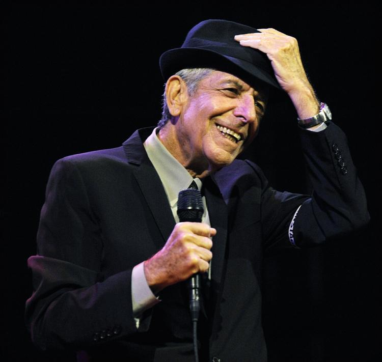 Respekt. Leonard Cohen demonstrerer her den sociale vigtighed i at gå med hat: Man kan tage den af for folk. 
