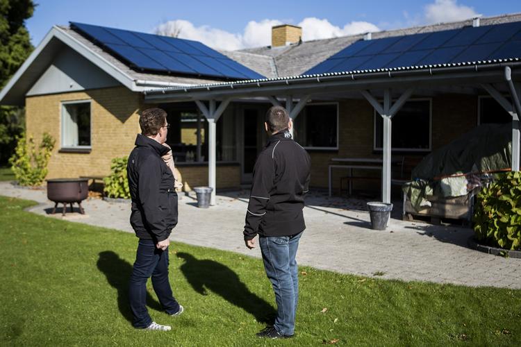 Solcelleboom: Tusindvis af danskere har fået solceller på taget - men det er de færreste der laver overskudsstrøm. Alligevel kan solcellerne sagtens være en god forretning. 