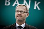 Unfair. Anders Dam mener ikke, det er »fair«, at Jyske Bank skal tage sig af kunder, som ellers har de fleste konti i andre banker, som har lukket kasserne. 