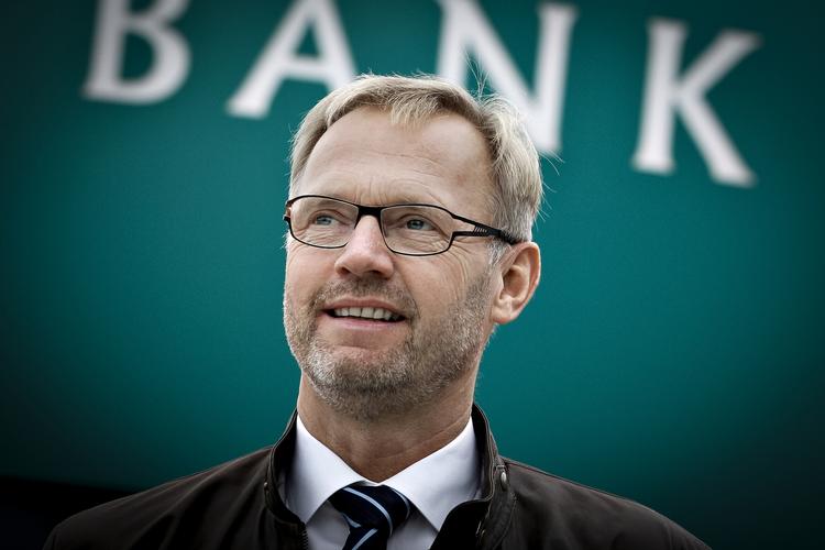 Unfair. Anders Dam mener ikke, det er »fair«, at Jyske Bank skal tage sig af kunder, som ellers har de fleste konti i andre banker, som har lukket kasserne. 