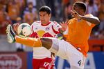 Mål. Tim Cahill (tv) er en flittigt scorende offensiv midtbanespiller. 