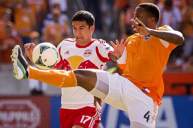 Mål. Tim Cahill (tv) er en flittigt scorende offensiv midtbanespiller. 