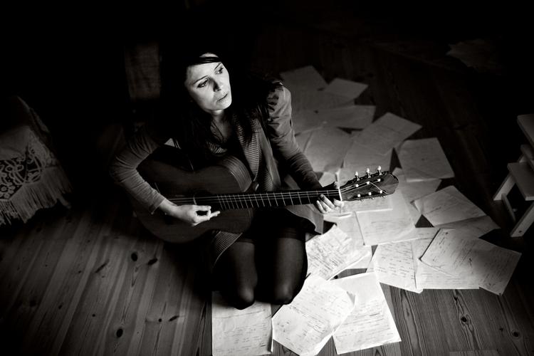 Kira. Sangerinden er tilbage med sit tredje album. 