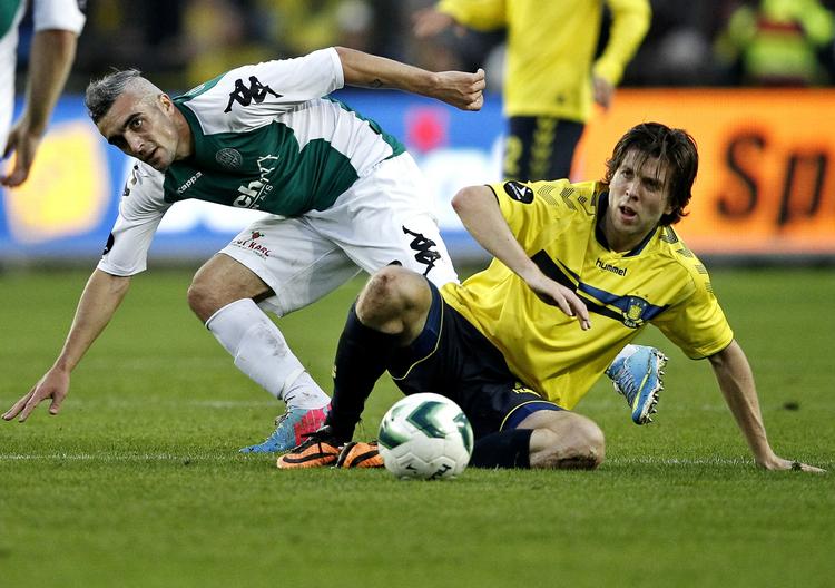 JÆVNBYRDIGT. Brøndbys situation i Superligaen afspejler, hvor tæt det er. Med en storsejr over Viborg i aftes KUNNE Brøndby have spillet sig op på 4.-pladsen, men da Martin Ørnskov (th.) og Aleksander Starkov (tv.) spillede 0-0, rykkede  Brøndby ned som nummer 10. 