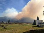 Indbrud. På billedet set røgen fra den brand, som hærgede torsdag nær Lithgow, vest for Sydney. Tyve udnyttede situationen over weekenden og stjal fra de evakuerede huse. (arkiv) 