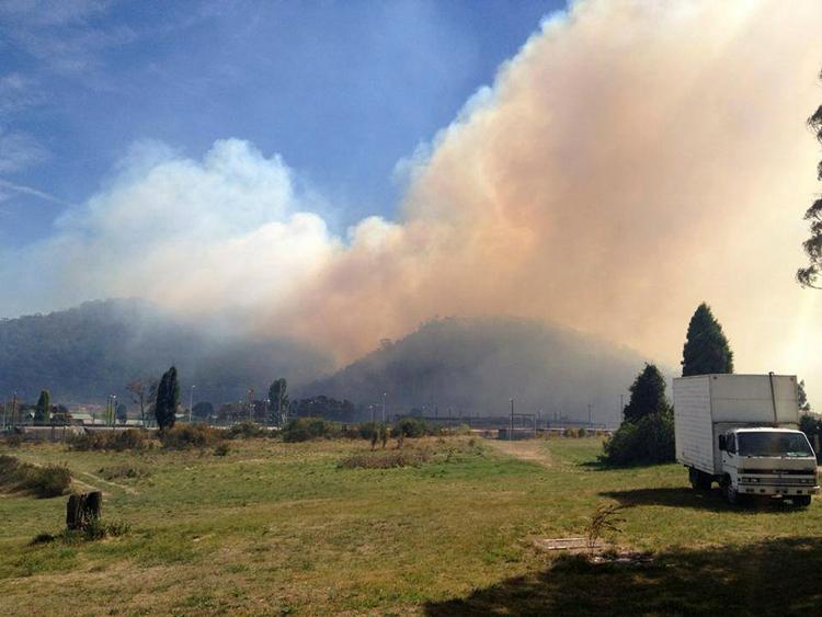 Indbrud. På billedet set røgen fra den brand, som hærgede torsdag nær Lithgow, vest for Sydney. Tyve udnyttede situationen over weekenden og stjal fra de evakuerede huse. (arkiv) 