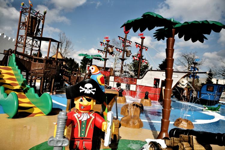 GULDSKAT. Legoland tjener mange penge, viser tal fra ejeren Merlin, der nu går på børsen i London. 