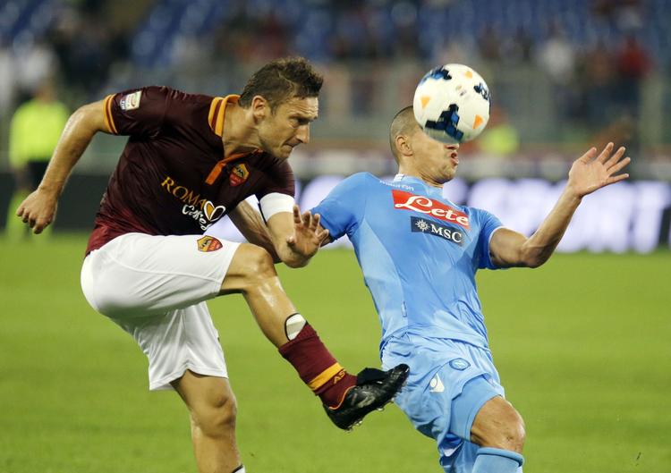 Målkonge. 285 mål i 686 kampe for Roma gør den 37-årige Francesco Totti (tv) til det største navn nogen sinde i den store hovedstadsklub. 