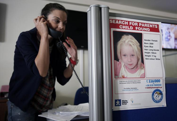 Mysterium. En ansat i organisationen The Smile of the Child, som har den lille, blonde pige i pleje, taler i telefon. Organisationen har modtaget flere end 8.000 opkald vedrørende pigen. 